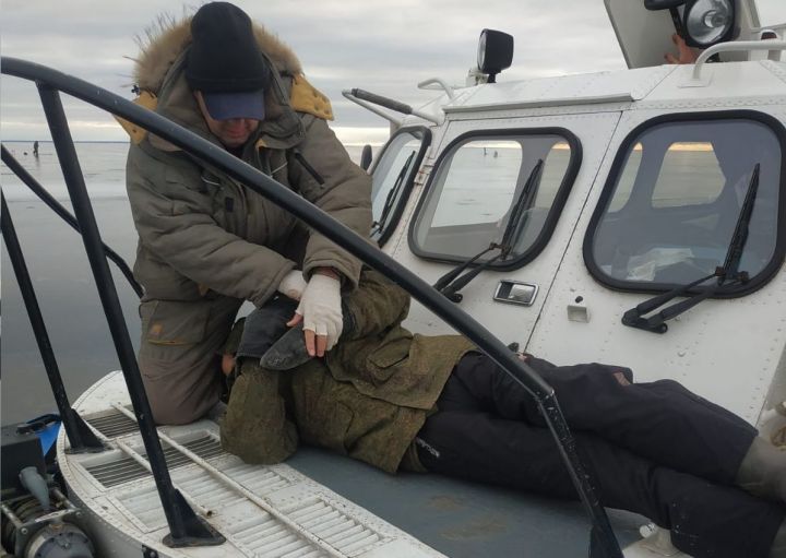 В Татарстане рыбаку стало плохо на льду – его пришлось спасать на СВП
