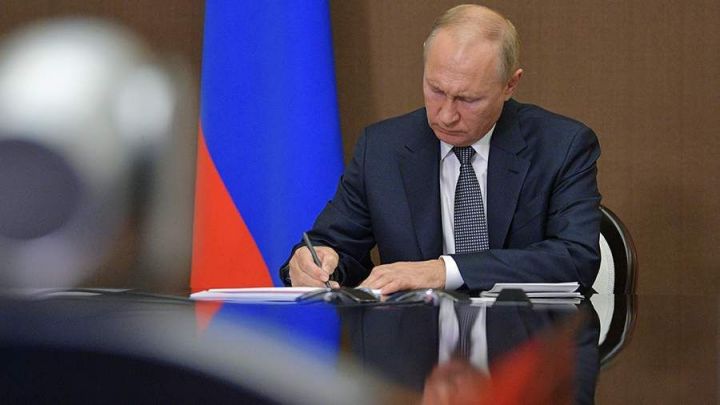 Путин утвердил увеличение МРОТ в следующем году до 13 890 рублей
