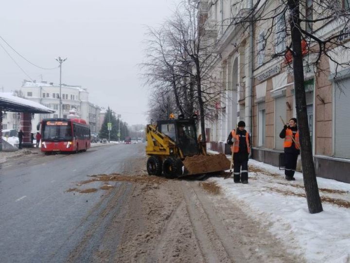 Дорожные службы Казани выполняют усиленную работу по борьбе с последствиями ледяного дождя