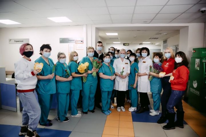 В Казани волонтеры-медики поздравили врачей и пациентов седьмой больницы с Днем любви