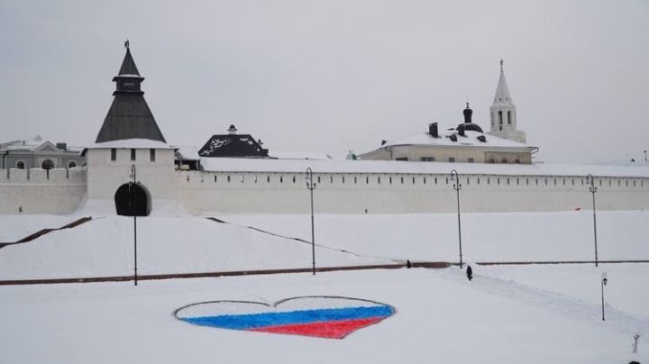 У стен Казанского Кремля появился триколор в форме сердца