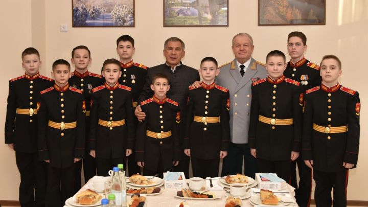 Президент Татарстана посетил Казанское суворовское военное училище