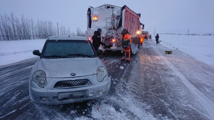 Спасатели помогли двум женщинам, замерзавшим на трассе в Татарстане