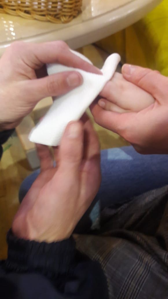 В Альметьевске сотрудники МЧС спасли девочку, палец которой застрял в игрушке