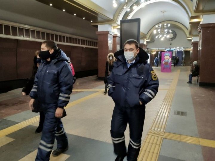 В общественном транспорте Казани выявили почти 400 пассажиров без масок