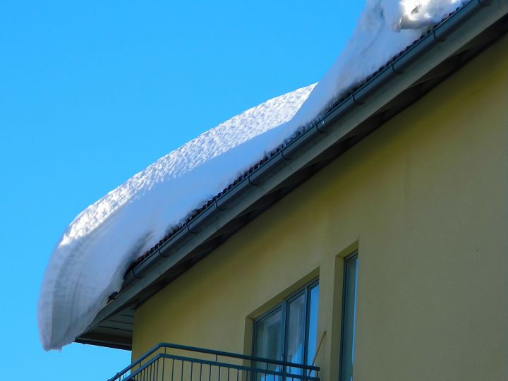 В РТ возбудили уголовное дело по факту травмирования женщины из-за схода снега с крыши