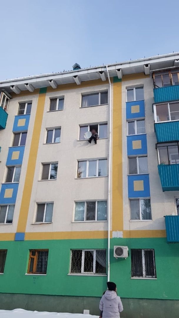 В Татарстане пенсионерка сидела на карнизе окна многоэтажки