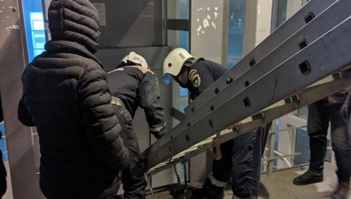 В Казани мать с ребенком застряли в лифте надземного перехода