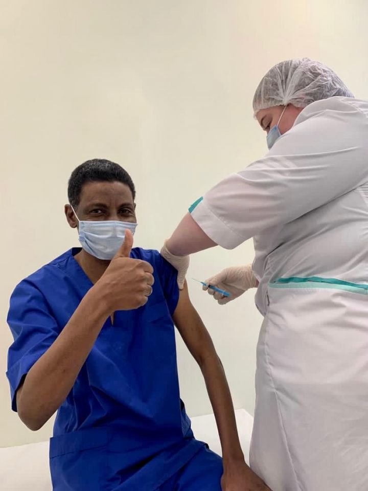 Хирург из Судана, который работает в Набережных Челнах, сделал прививку от коронавируса