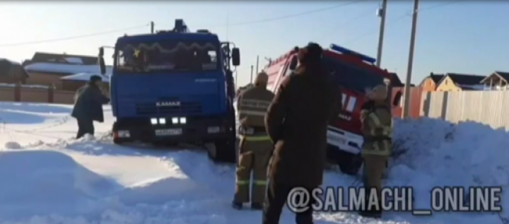 В Куюках из-за узкой дороги пожарная машина не смогла доехать до горящего дома