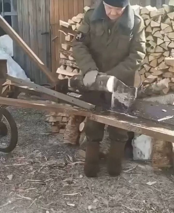 «Местный Кулибин»: житель Татарстана смастерил станок для колки дров