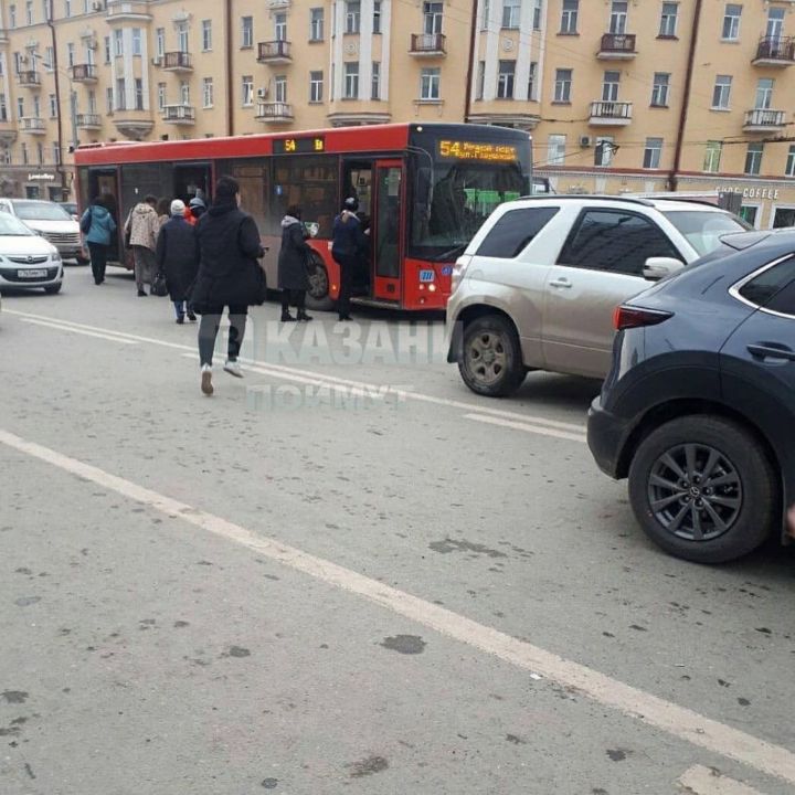 «Высаживают на ходу»: казанцы жалуются, что автобусы останавливаются далеко от тротуара