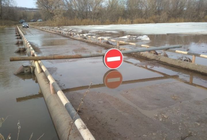 В Татарстане затопило мост через реку Ик