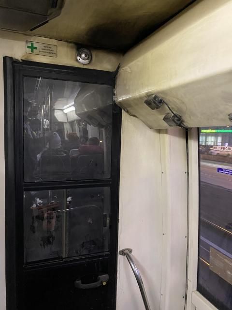 «Все вокруг кабины черное»: казанец пожаловался на трамвай, который выпустили на маршрут после пожара неотремонтированным