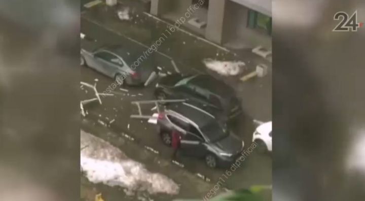Упавшая оконная рама разбила автомобиль в Казани - видео
