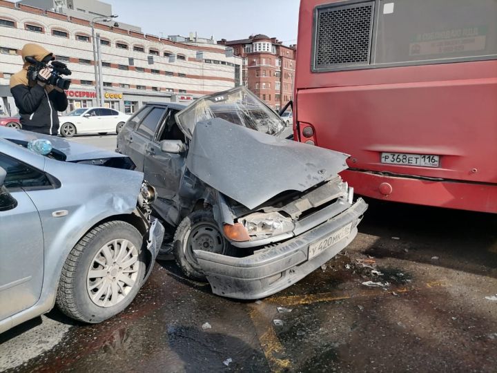 В Казани легковушка попала в аварию с автобусом и превратилась в груду металла