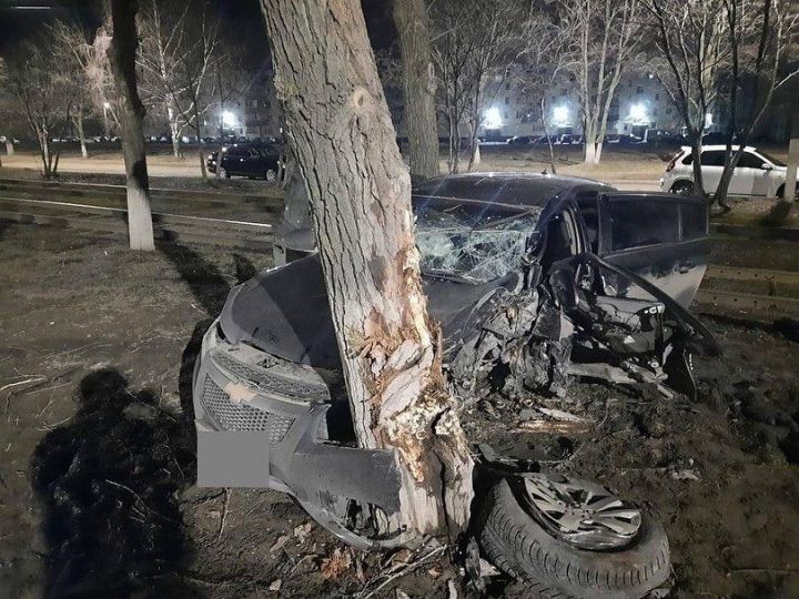 В Нижнекамске девушка впала в кому после того, как въехала на авто в дерево