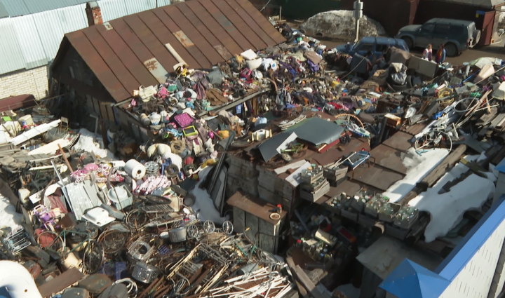 «У вас нет, а у меня есть»: казанский пенсионер рассказал, для чего копит мусор на своем участке
