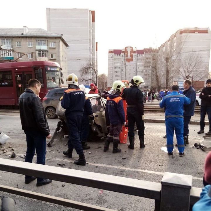 Четыре человека пострадали в массовой аварии в Казани