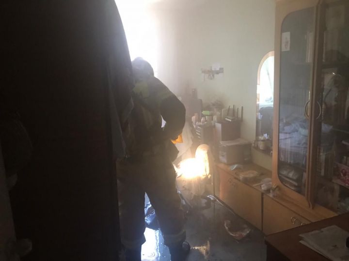 Пожарным пришлось эвакуировать жителей дома после того, как в нем загорелась микроволновка