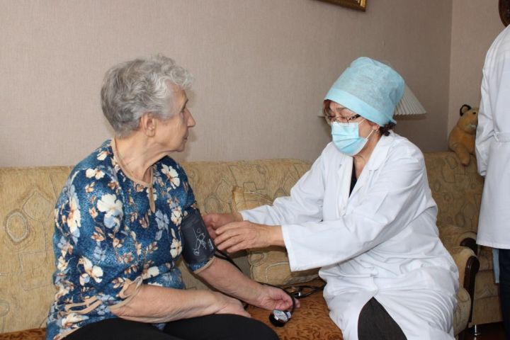 В Челнах прививку от COVID-19 сделала пенсионерка, пережившая блокаду Ленинграда