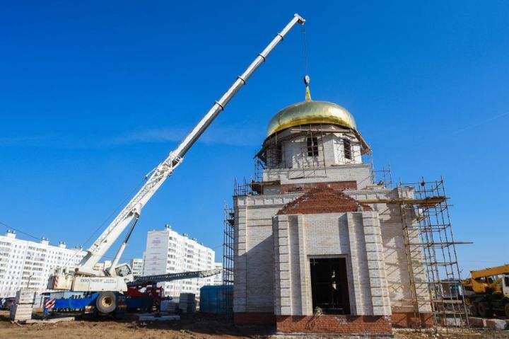 На строящийся в Нижнекамске храм Рождества Христова установили купол и крест