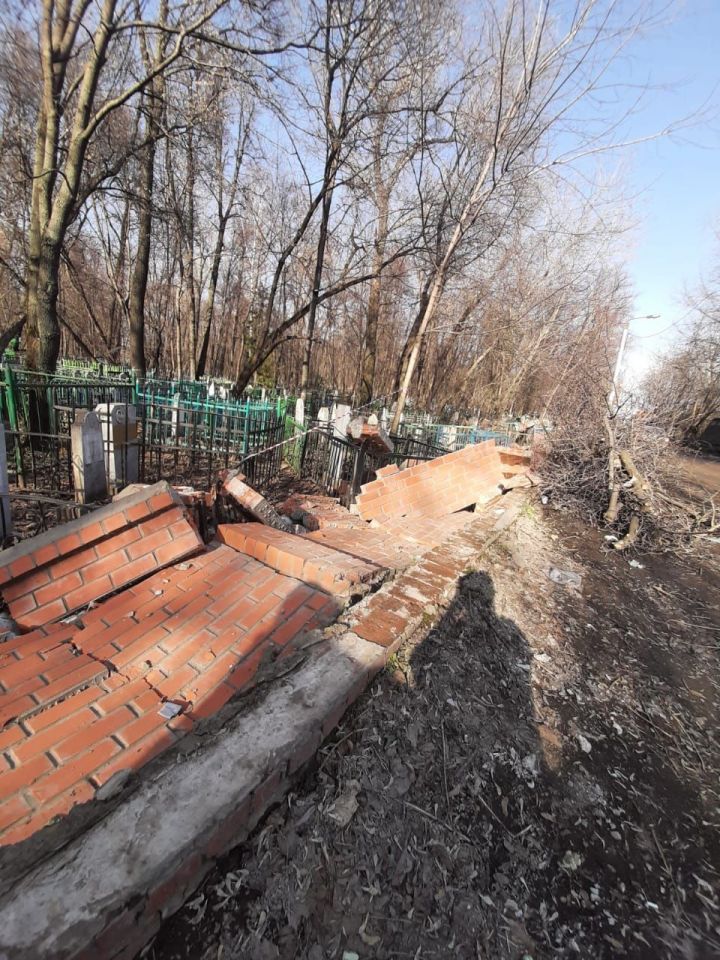 На Ново-Татарском кладбище в Казани кирпичная ограда рухнула на могилы