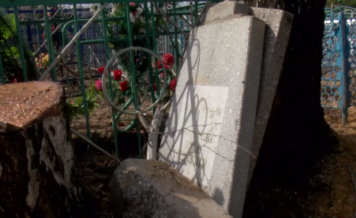 Глава села Шеланга отрицает факт повреждения захоронений на местном кладбище