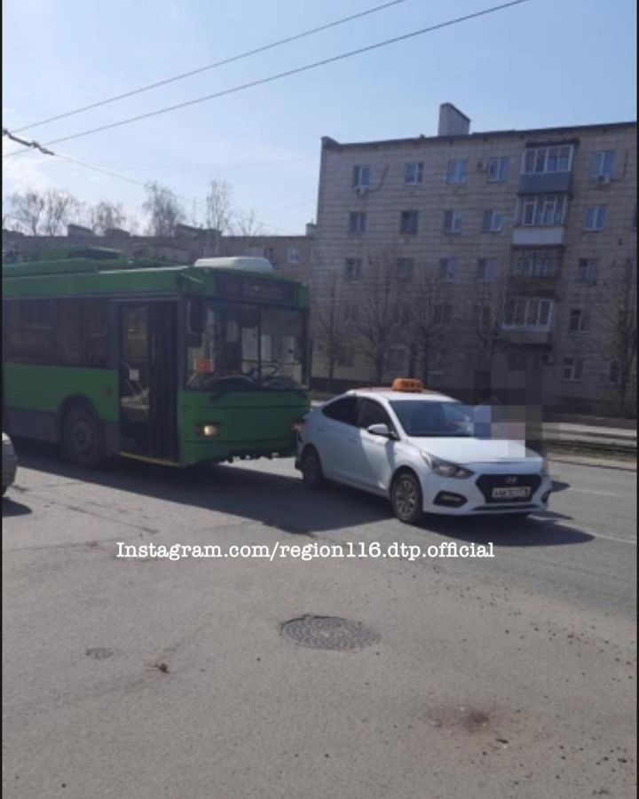 В Казани троллейбус столкнулся с машиной такси