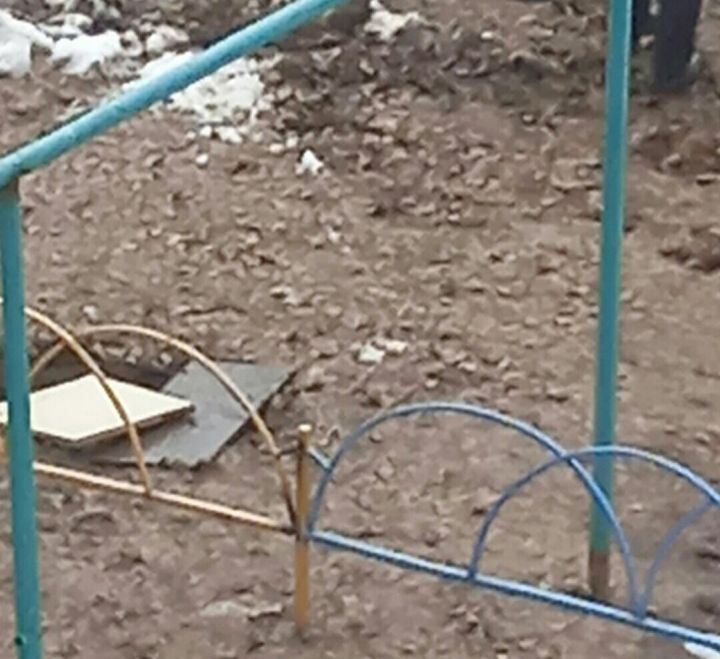 Соцсети: в Зеленодольске на детской площадке появились две ямы