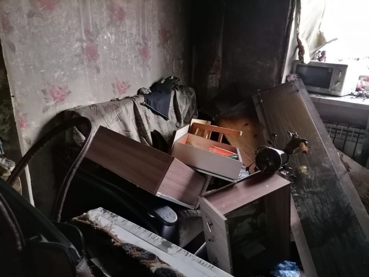 На улице Химиков в Казани загорелась квартира