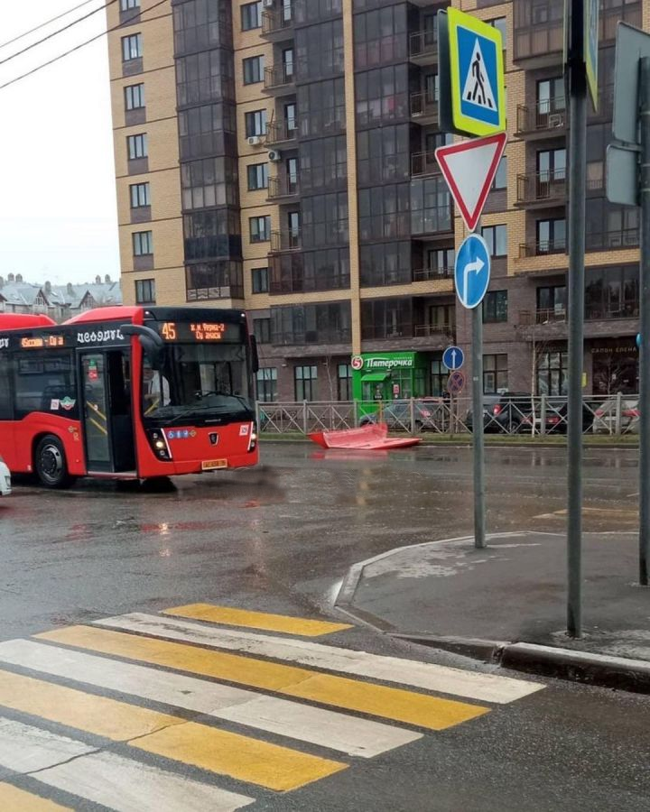 В Казани сильный ветер снес крышу автобуса