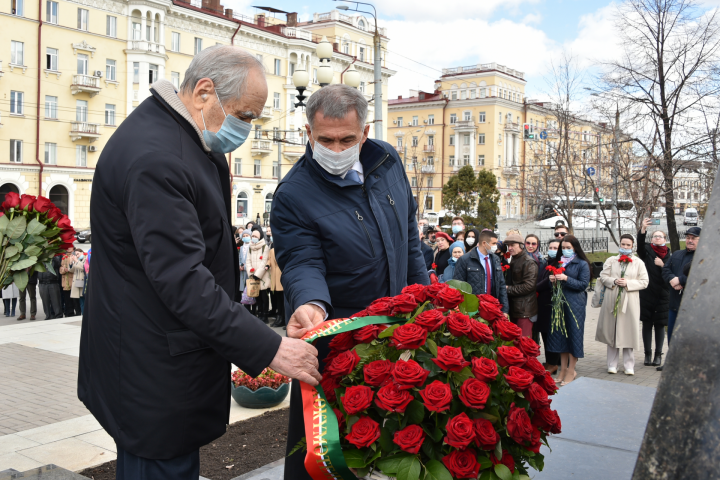 Рустам Минниханов и Минтимер Шаймиев возложили цветы к памятнику Тукая