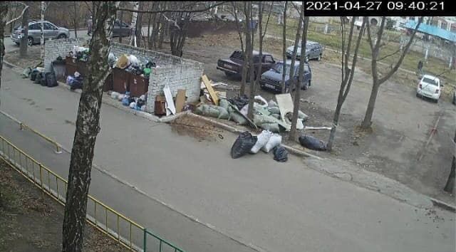 На улице Ломжинская в Казани уже пять дней не вывозят мусор