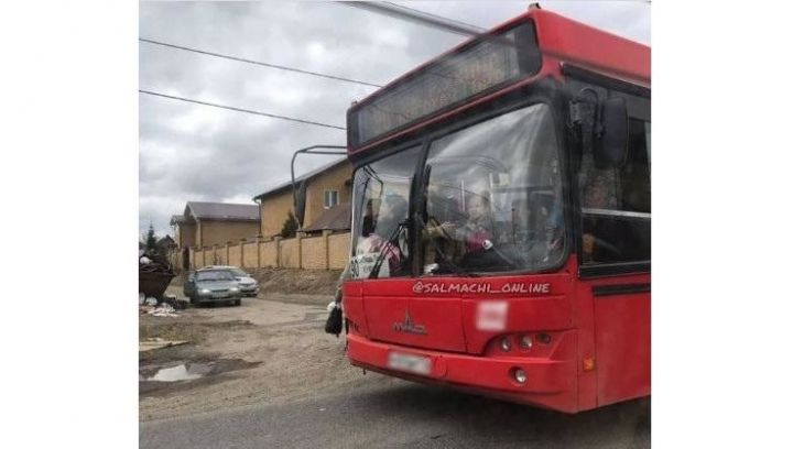 В Казани накажут водителя автобуса, который пустил в кабину пассажиров