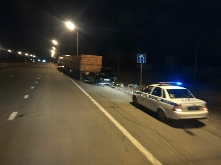 В Татарстане водитель «Лады» на скорости влетел в грузовик и погиб на месте