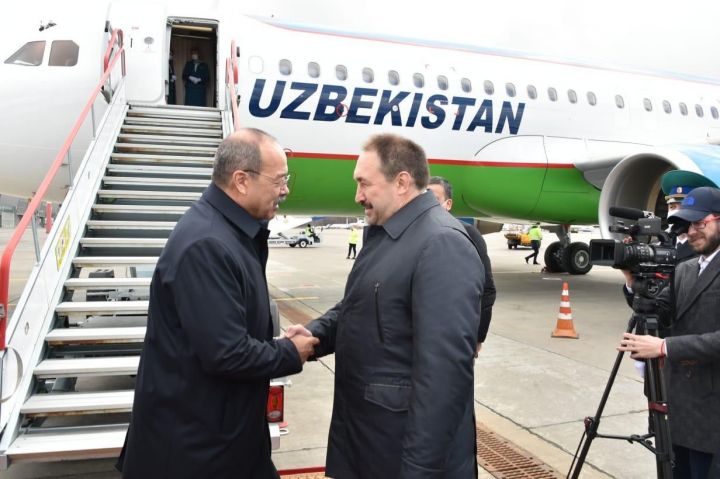 Премьер-министр Узбекистана прибыл в Казань
