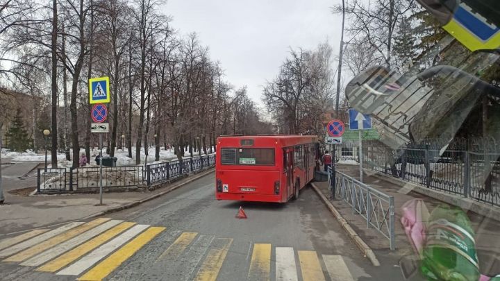 Соцсети: в Казани автобус «не вписался в поворот» и заехал на тротуар