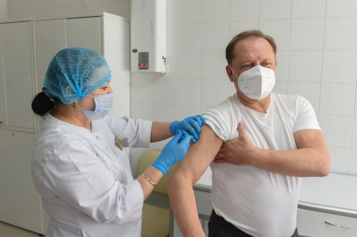 Мэр Нижнекамска Айдар Метшин прошел второй этап вакцинации от коронавируса