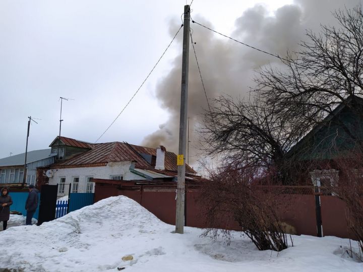 В Зеленодольске сотрудники МЧС спасли пенсионерку из горящего сарая