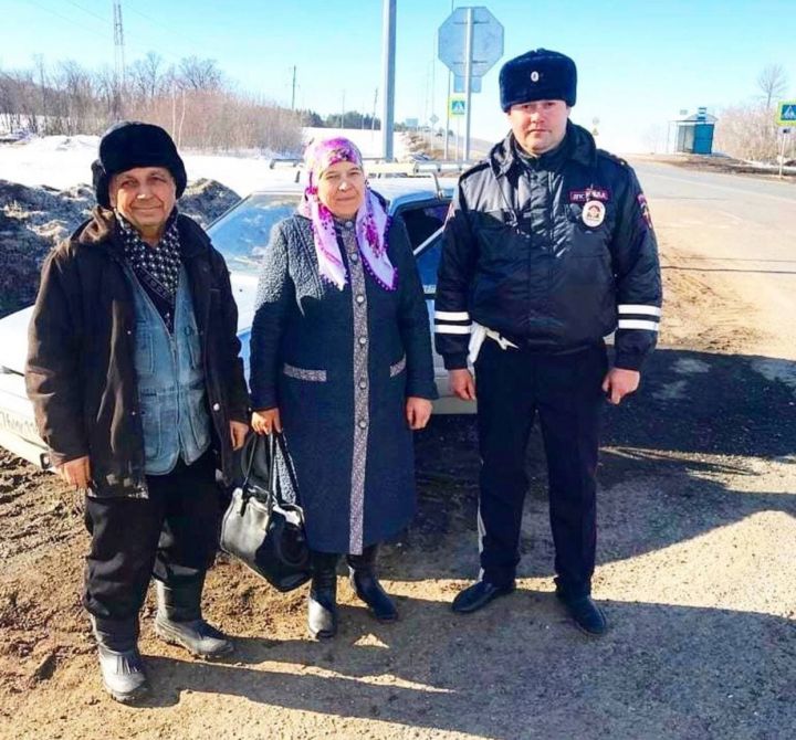 В Татарстане автоинспектор помог пожилой паре, у которой на трассе сломался автомобиль