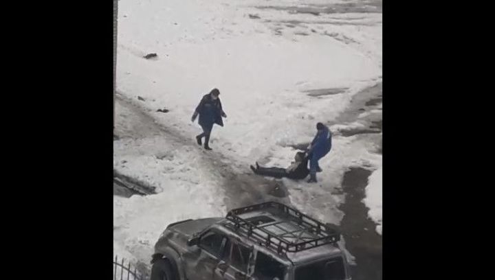В Нижнекамске врачам скорой пришлось тащить мужчину по грязному снегу