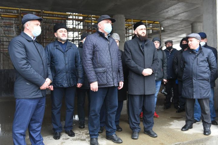 Муфтий Татарстана ознакомился с ходом строительства мечети-долгостроя в Набережных Челнах