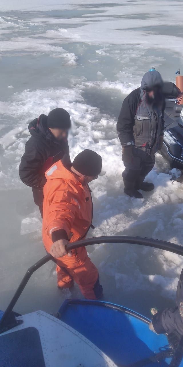В Татарстане спасли двух рыбаков, которые провалились под лед в Лаишевском районе