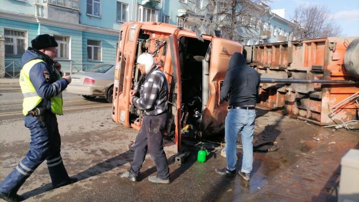В столице РТ опрокинулся груженый «КамАЗ»: пострадал водитель