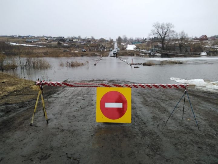 В Татарстане затопило мост на реке Шешма