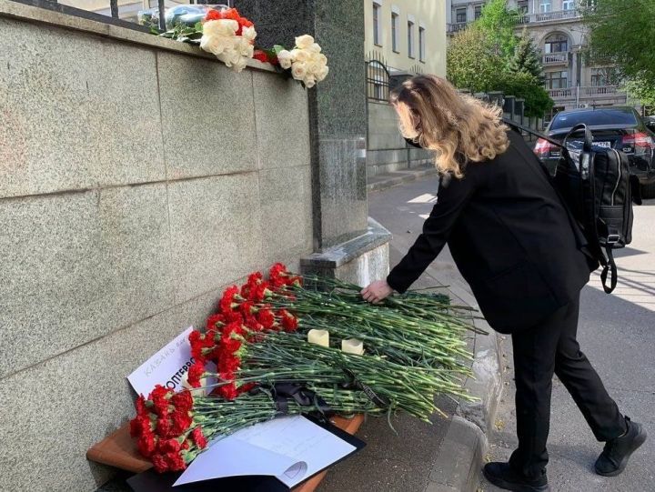 Жители Москвы несут цветы к представительству Татарстана