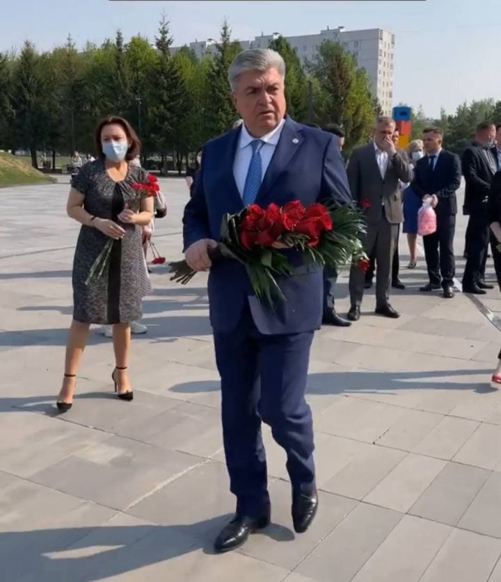 Магдеев посетил мемориал памяти жертв казанского стрелка в Набережных Челнах