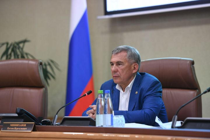 Минниханов пообещал решить вопросы с кредитами пострадавших в «казанском колумбайне»