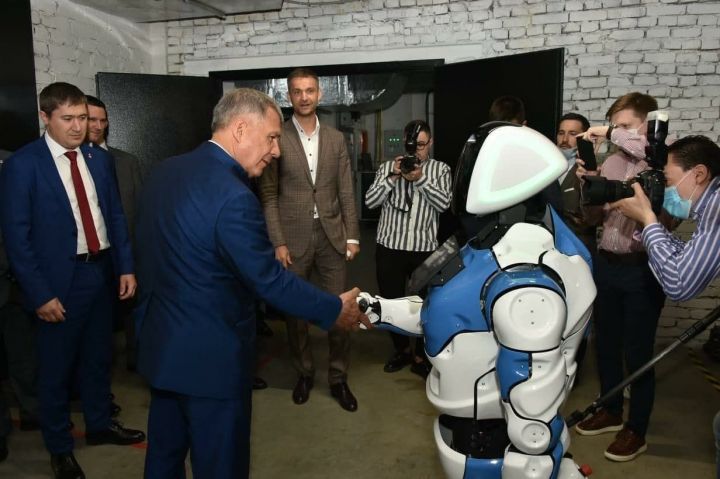Минниханову показали человекоподобного робота-консультанта
